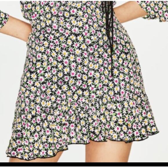 Zara Skirt Womens Small‎ Green White Black Floral Daisy Mini Ruffled Hem - Picture 1 of 8